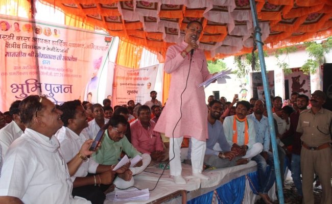 लाडली बहनों को आवास की सुविधा भी मिलेगी-मंत्री श्री सखलेचा मंत्री श्री सखलेचा व्‍दारा 3.77 करोड़ की अरनिया से मिंडकी महादेव सड़क का भूमिपूजन

